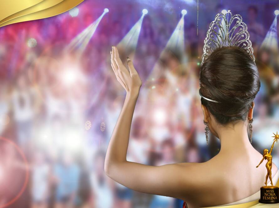 Ganadora de Miss Nova Fémina Miami 2025 de espaldas, con corona y vestido de gala, saluda al público bajo luces de escenario.