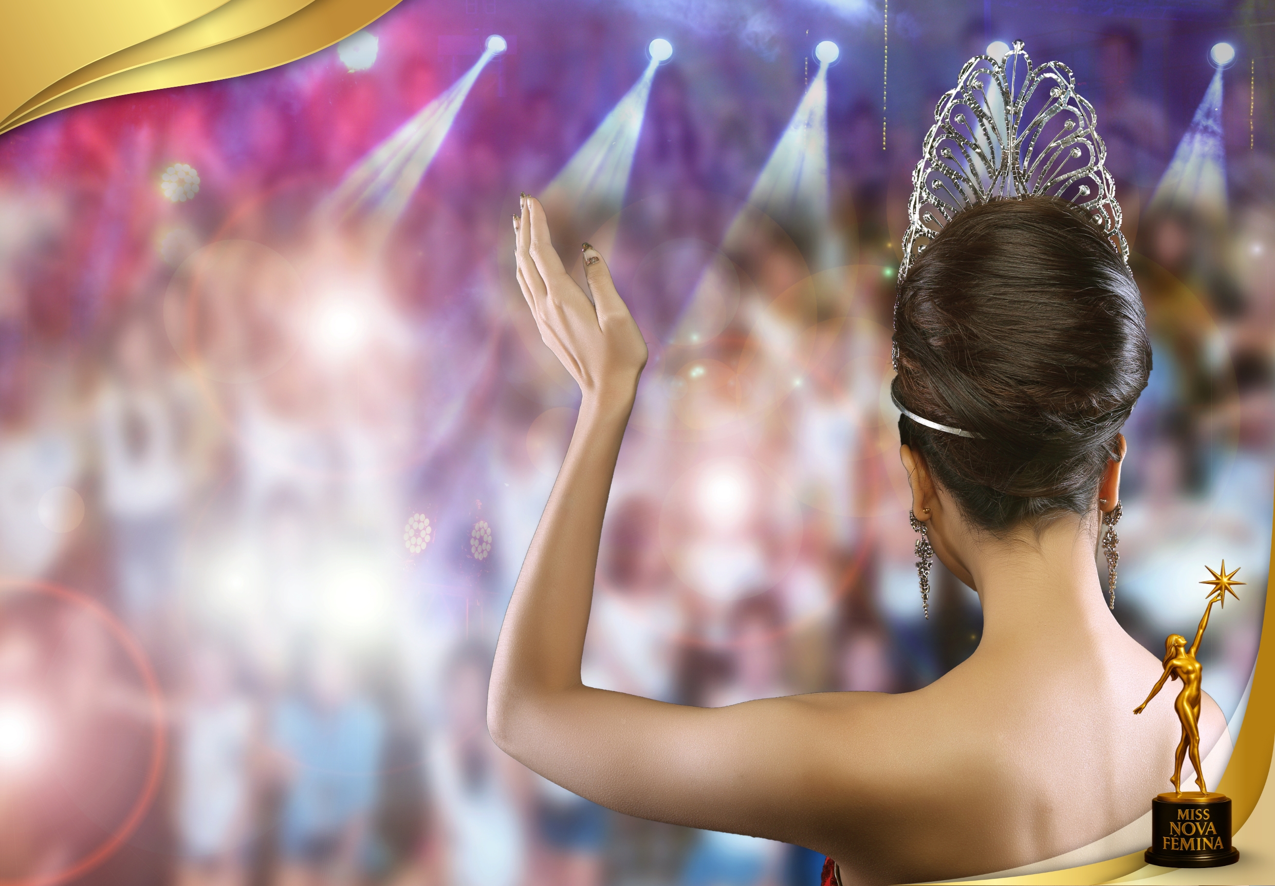 Ganadora de Miss Nova Fémina Miami 2025 de espaldas, con corona y vestido de gala, saluda al público bajo luces de escenario.