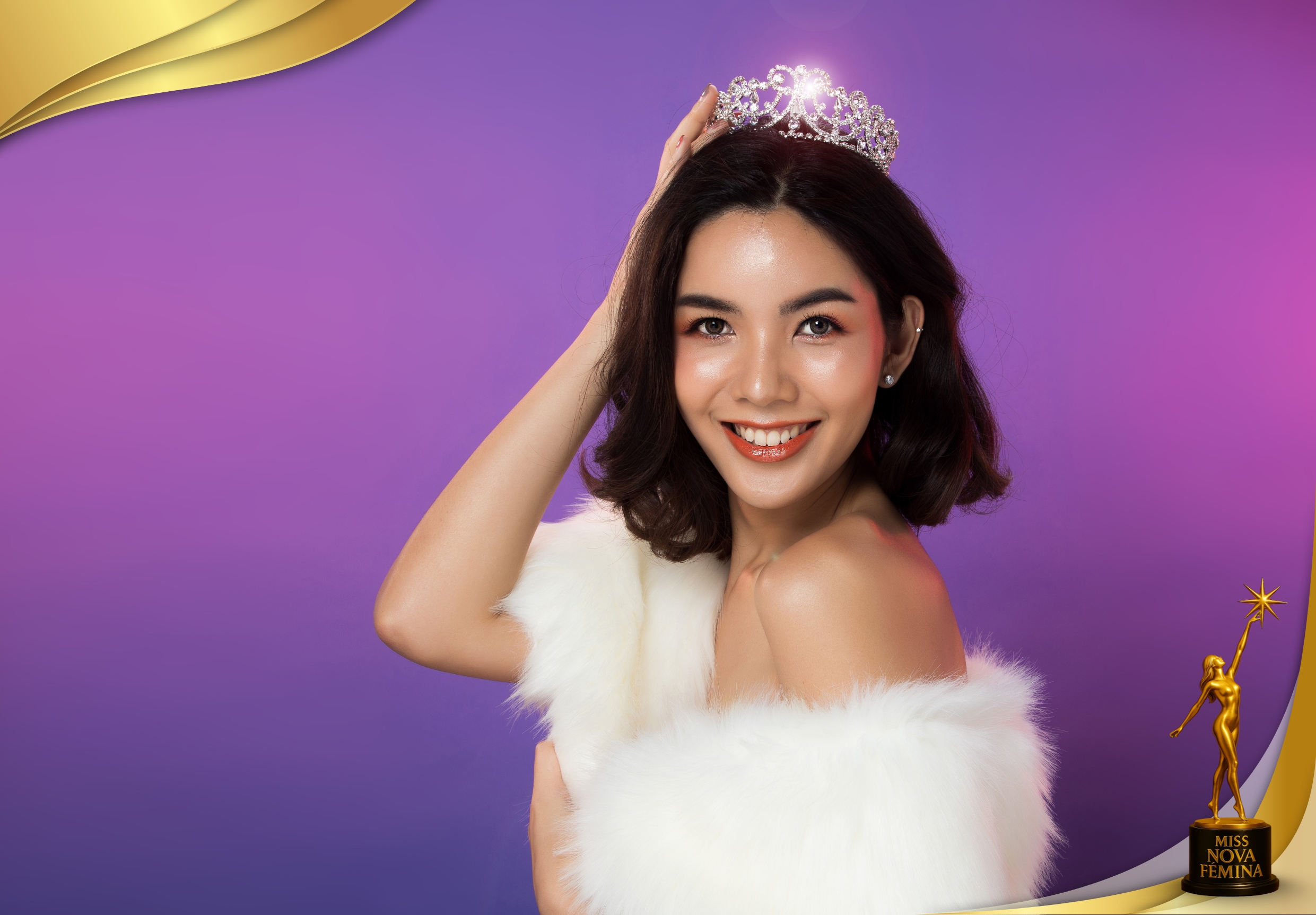 Concursante de Miss Nova Fémina Miami 2025 sonríe mientras coloca una corona sobre su cabeza, vistiendo un estola blanca sobre fondo violeta.