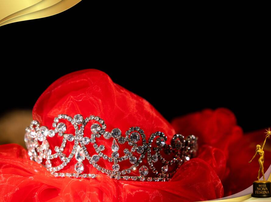 Corona de Miss Nova Fémina Miami 2025, elaborada con pedrería brillante, colocada sobre un fondo de tela roja.