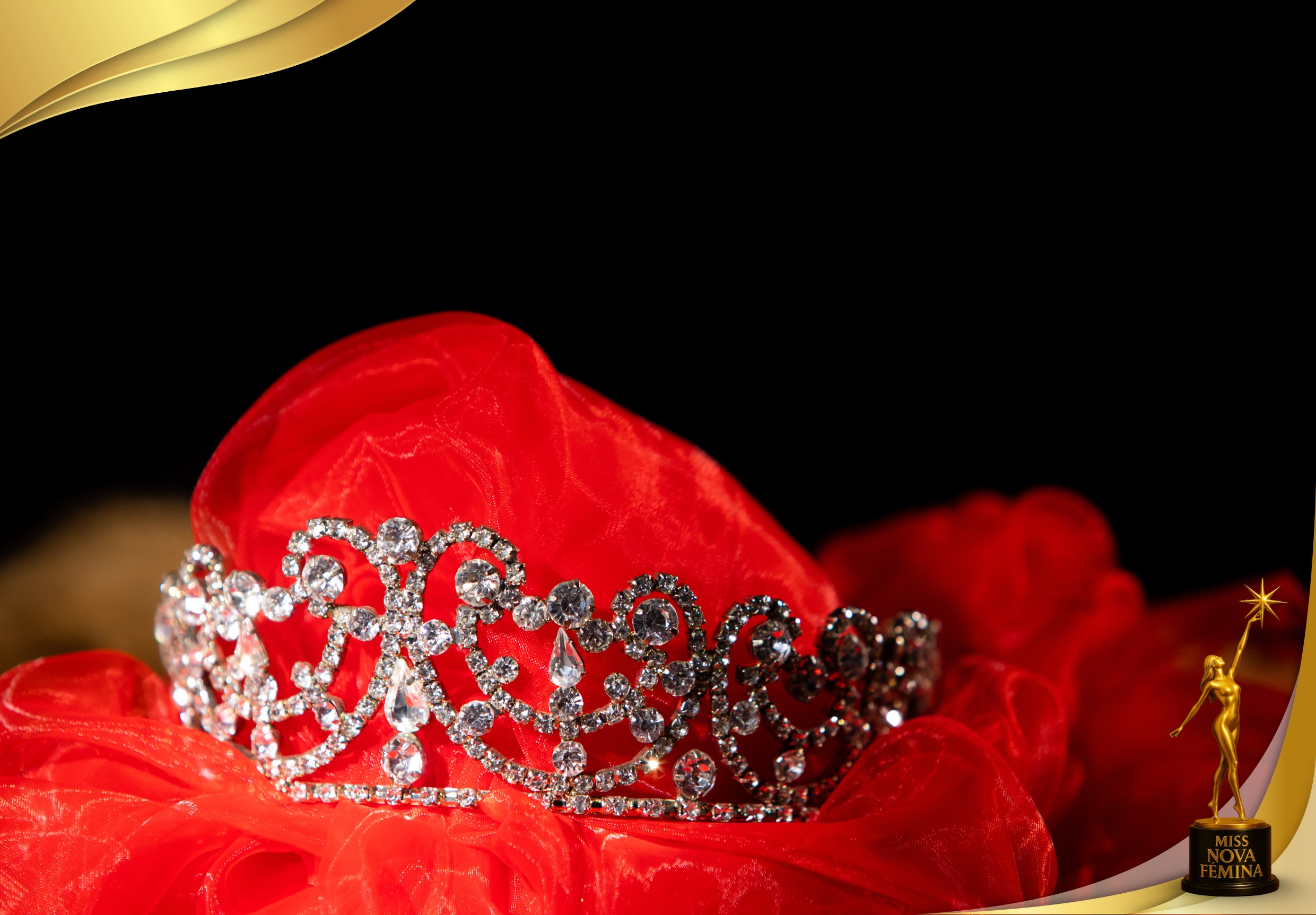 Corona de Miss Nova Fémina Miami 2025, elaborada con pedrería brillante, colocada sobre un fondo de tela roja.