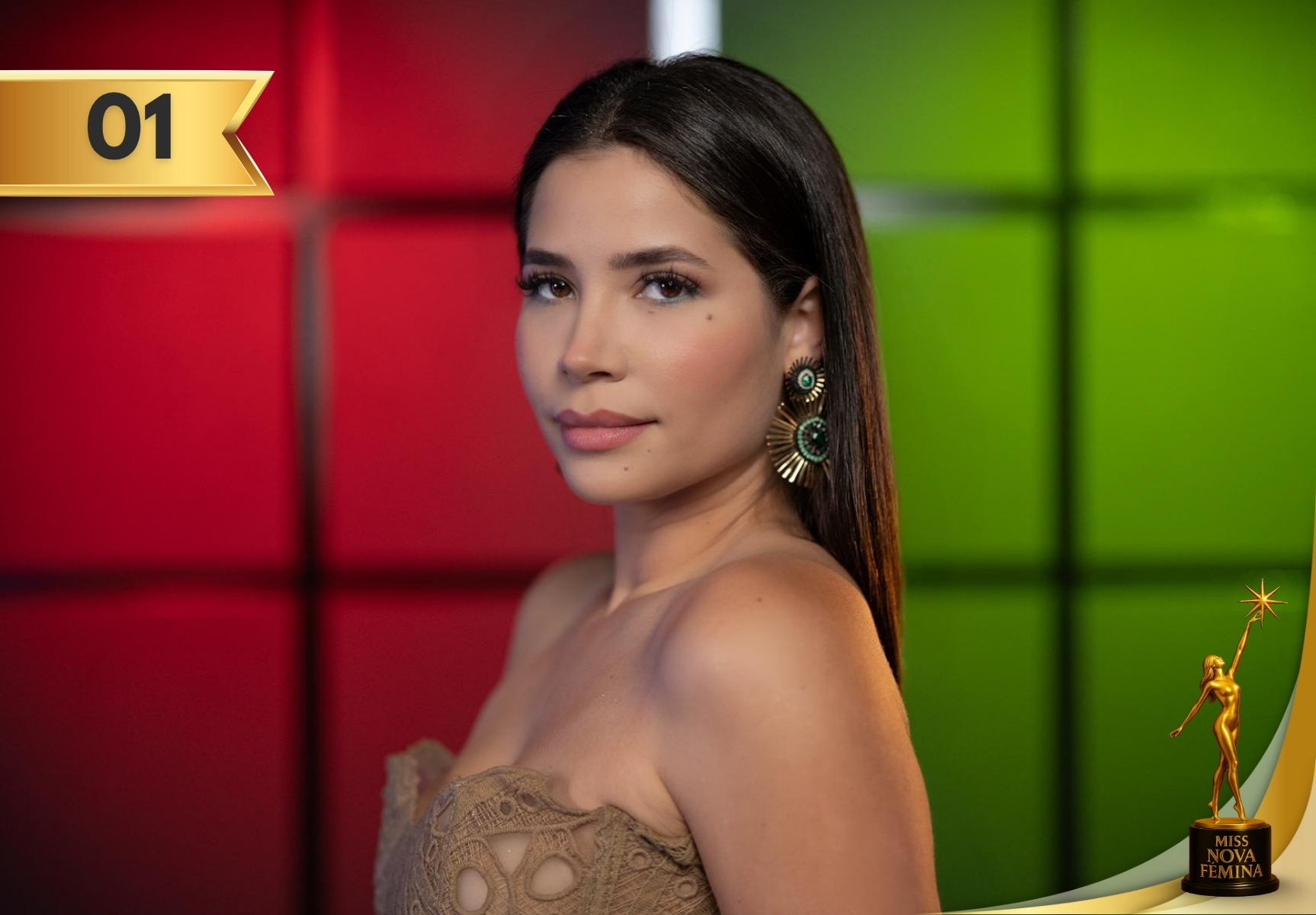 Concursante 1 Adalis Bermúdez en Miss Nova Fémina Miami 2025 vistiendo pantalón negro y blusa marrón strapless con bordado.