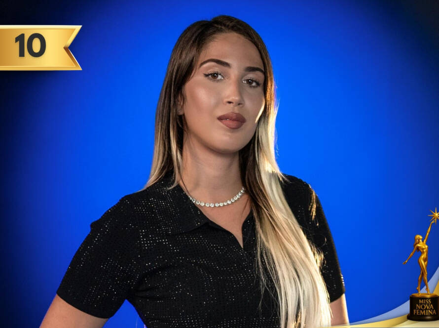 Concursante Nº 10 Aliana Delgado Licea en Miss Nova Fémina Miami 2025 con pantalón negro y blusa con brillantes.