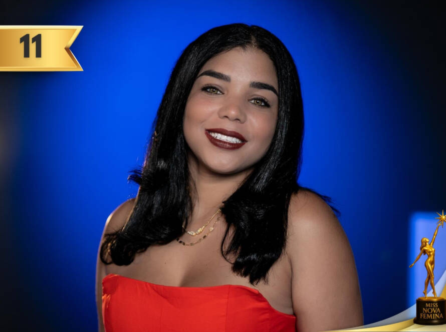 Concursante Nº 11 Estefanía Pilossof Flores en Miss Nova Fémina Miami 2025 con vestido rojo satinado strapless.