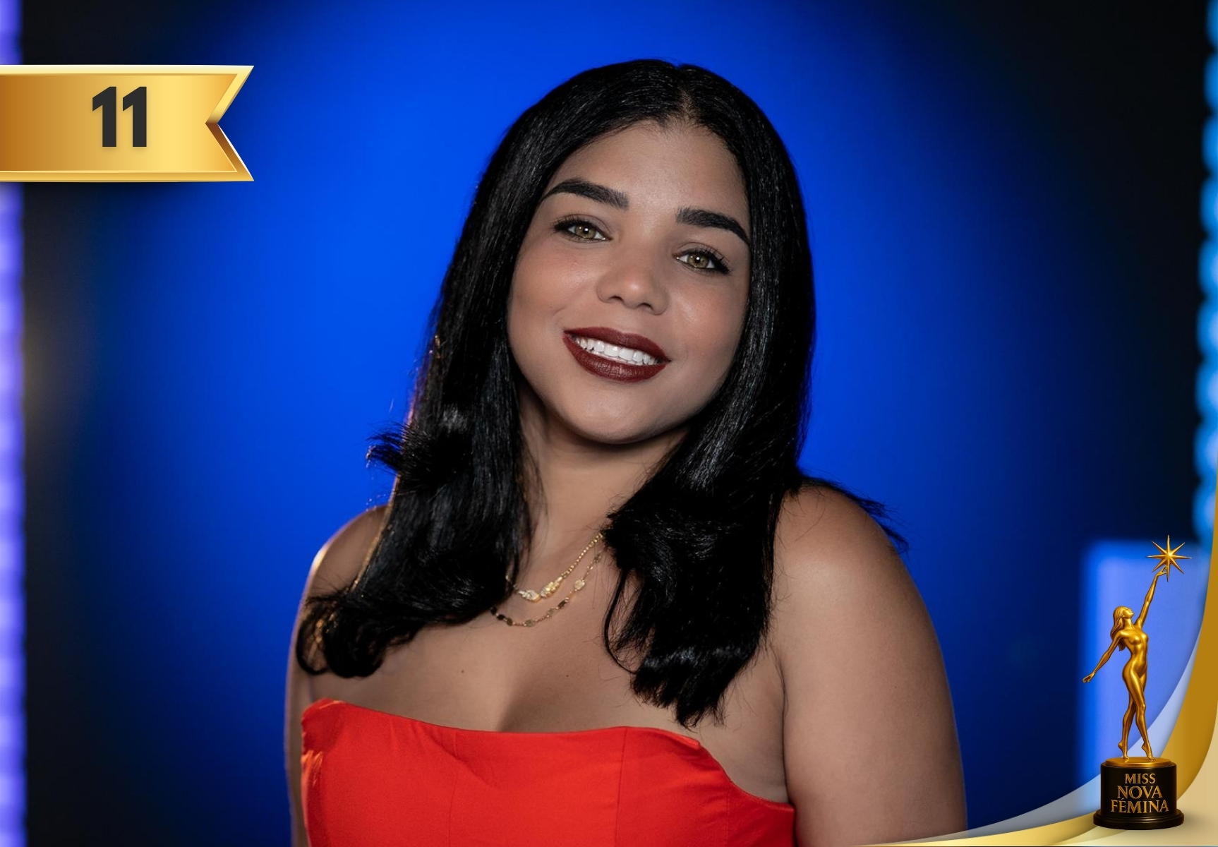 Concursante Nº 11 Estefanía Pilossof Flores en Miss Nova Fémina Miami 2025 con vestido rojo satinado strapless.