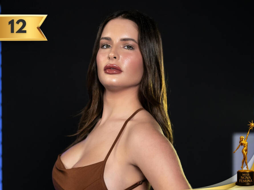 Gabriela González Montero, concursante Nº 12 de Miss Nova Fémina Miami 2025, con vestido marrón sedoso de dos tirantes y escote abombachado.
