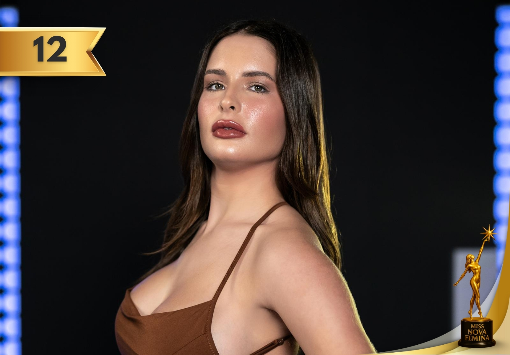 Gabriela González Montero, concursante Nº 12 de Miss Nova Fémina Miami 2025, con vestido marrón sedoso de dos tirantes y escote abombachado.