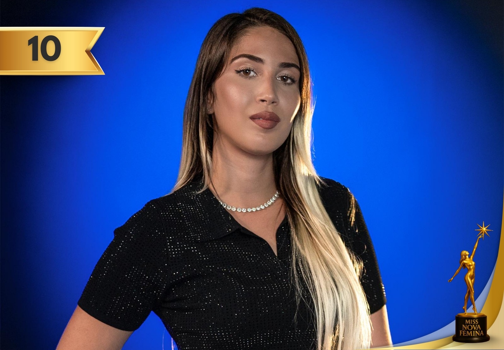Aliana Delgado Licea, concursante #10 de Miss Nova Femina 2025, posando con un conjunto negro elegante frente a un fondo azul.