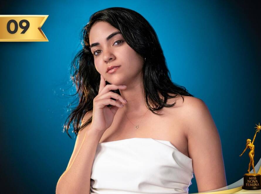 Leidy Elena Rasmussen Álvarez, concursante 9 de Miss Nova Fémina Miami 2025, con vestido blanco sin tirantes elegante.