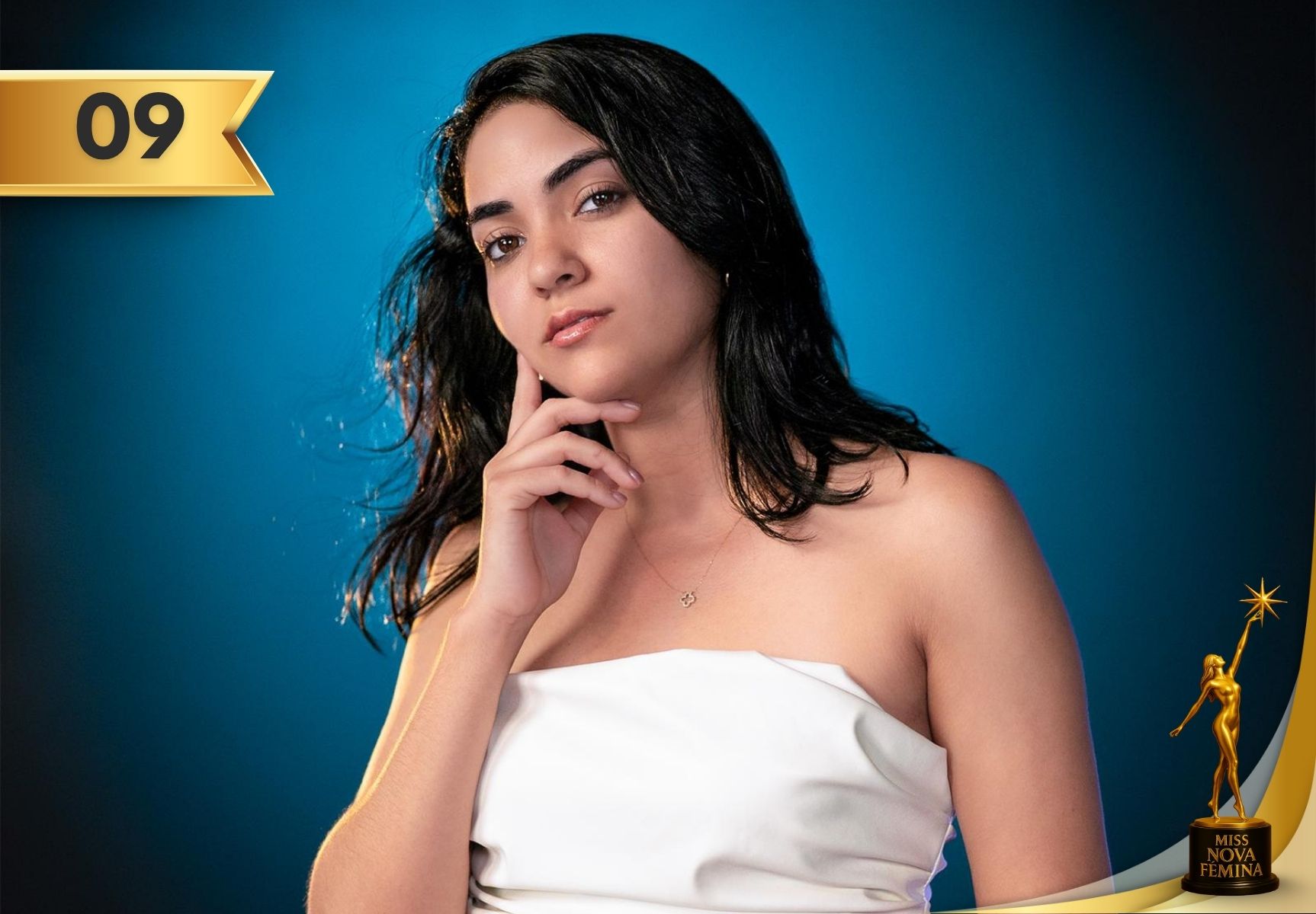 Leidy Elena Rasmussen Álvarez, concursante 9 de Miss Nova Fémina Miami 2025, con vestido blanco sin tirantes elegante.