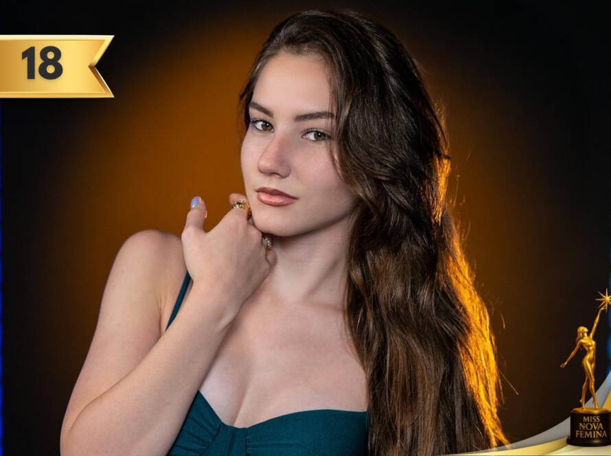 Melany García Tornes, concursante 18 de Miss Nova Fémina Miami 2025, con vestido verde oscuro de tirantes y escote elegante.