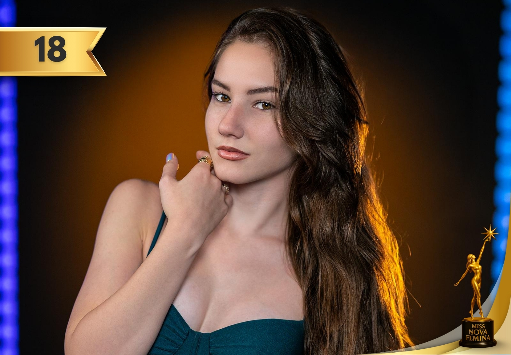 Melany García Tornes, concursante 18 de Miss Nova Fémina Miami 2025, con vestido verde oscuro de tirantes y escote elegante.