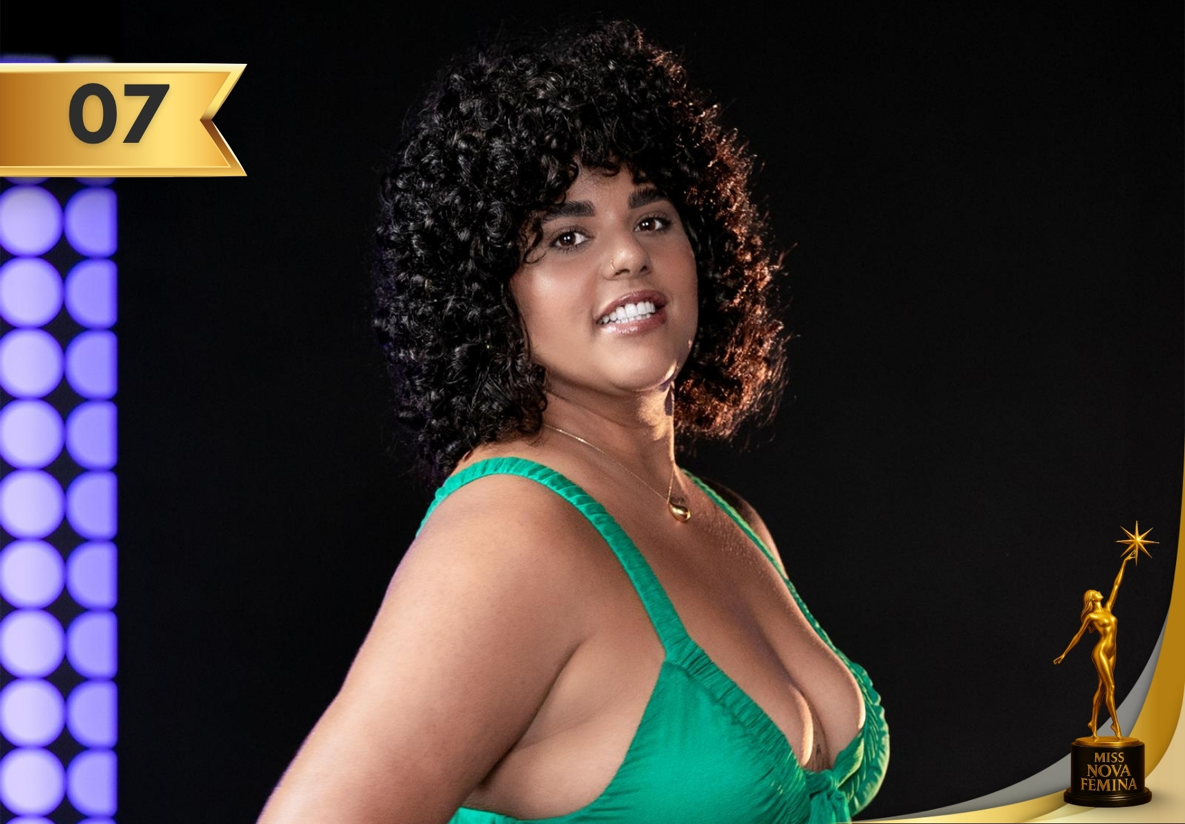 Mervin Muñoz Herrera, concursante 7 de Miss Nova Fémina Miami 2025, con vestido verde de tirantes y escote pronunciado.
