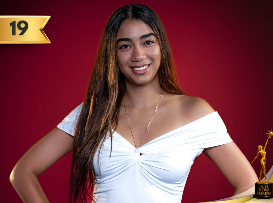 Susel Zamora Zamora, concursante 19 de Miss Nova Fémina Miami 2025, con vestido blanco de hombros descubiertos y escote fruncido.
