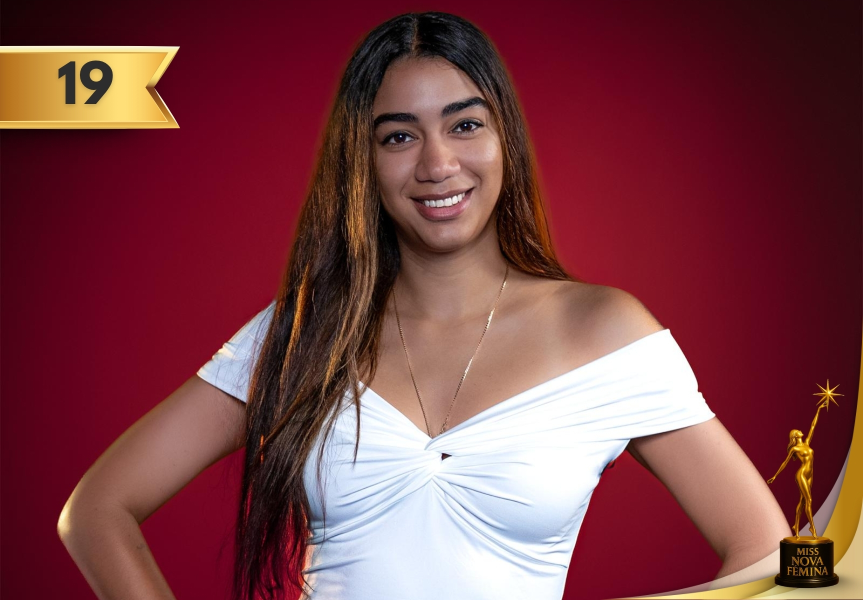 Susel Zamora Zamora, concursante 19 de Miss Nova Fémina Miami 2025, con vestido blanco de hombros descubiertos y escote fruncido.