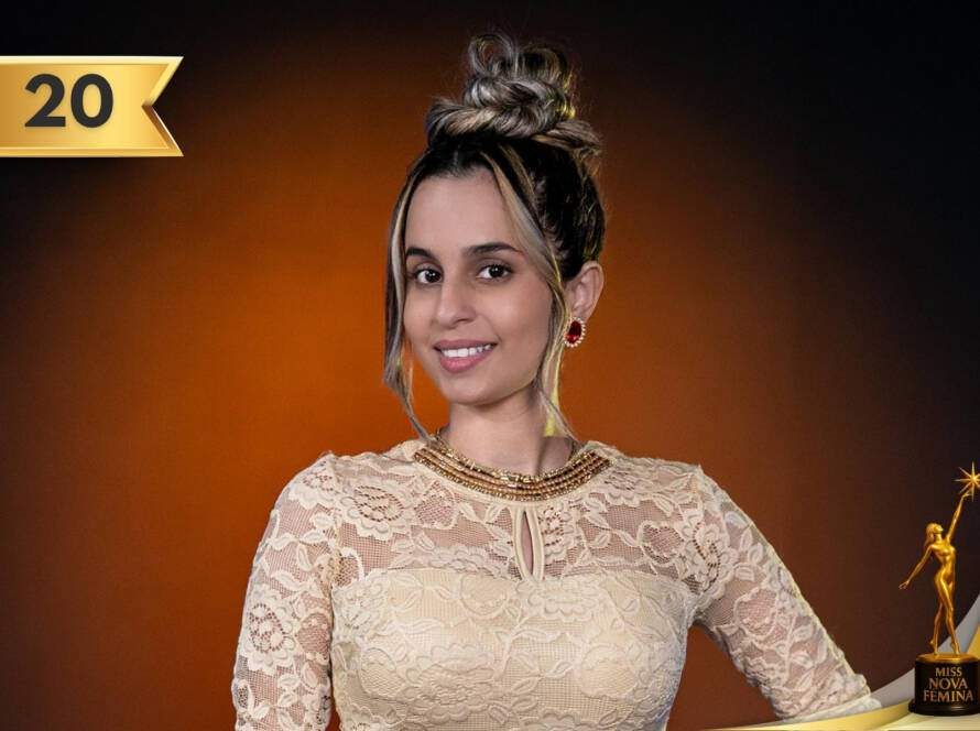 Vanessa L. Acosta Llaser, concursante 20 de Miss Nova Fémina Miami 2025, con vestido beige de encaje de mangas largas y accesorios dorados.