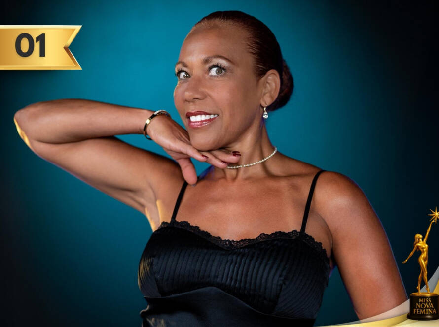 Lázara Blanco Álvarez, concursante No 1 de Miss Fifty en Miss Nova Fémina Miami 2025, con vestido negro de tirantes finos y detalles de encaje elegante.
