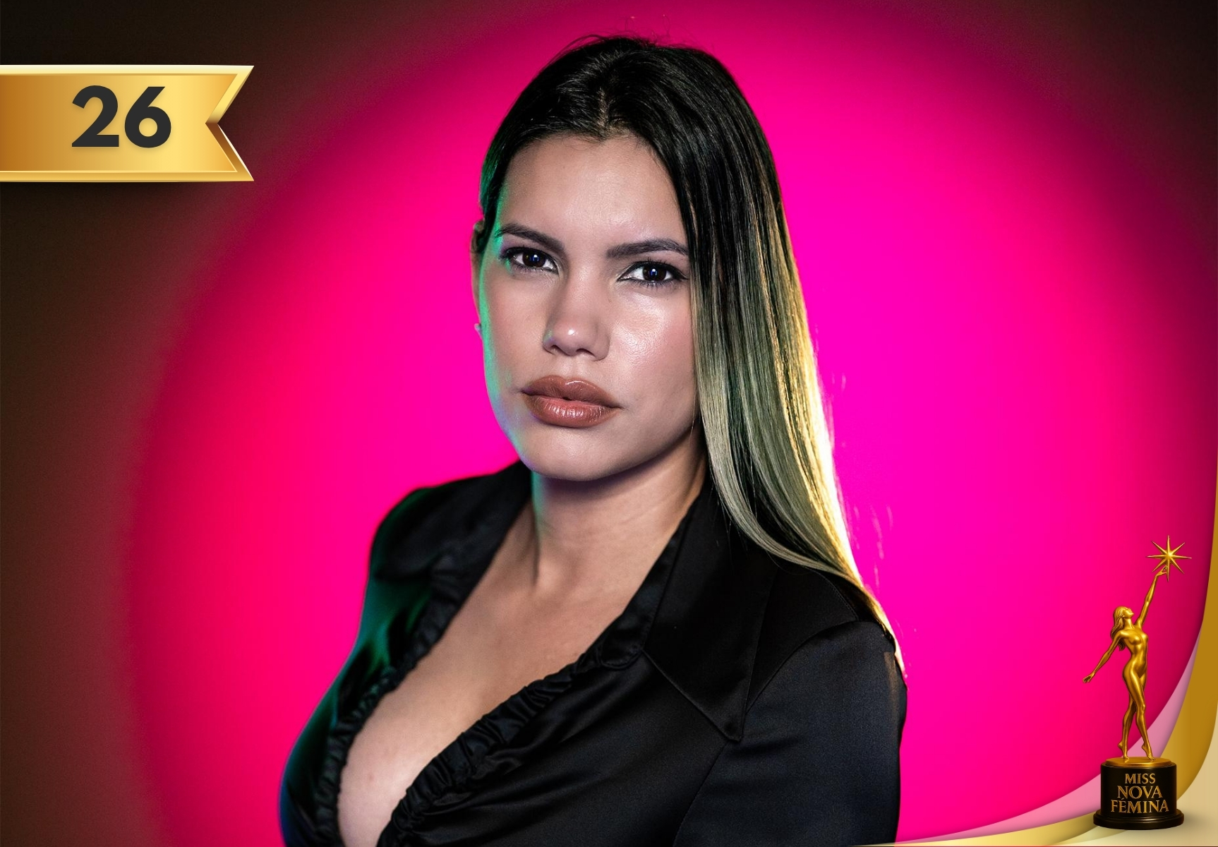 Laura Mercader García, Miss Nova Fémina 2025, concursante 26, con vestido negro sedoso de mangas largas y escote prominente.