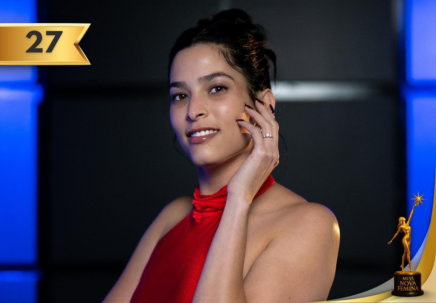 Yaniuska Ávila González, concursante 27, en Miss Nova Fémina Miami 2025, con vestido rojo sedoso de espalda descubierta, elegancia y sofisticación.