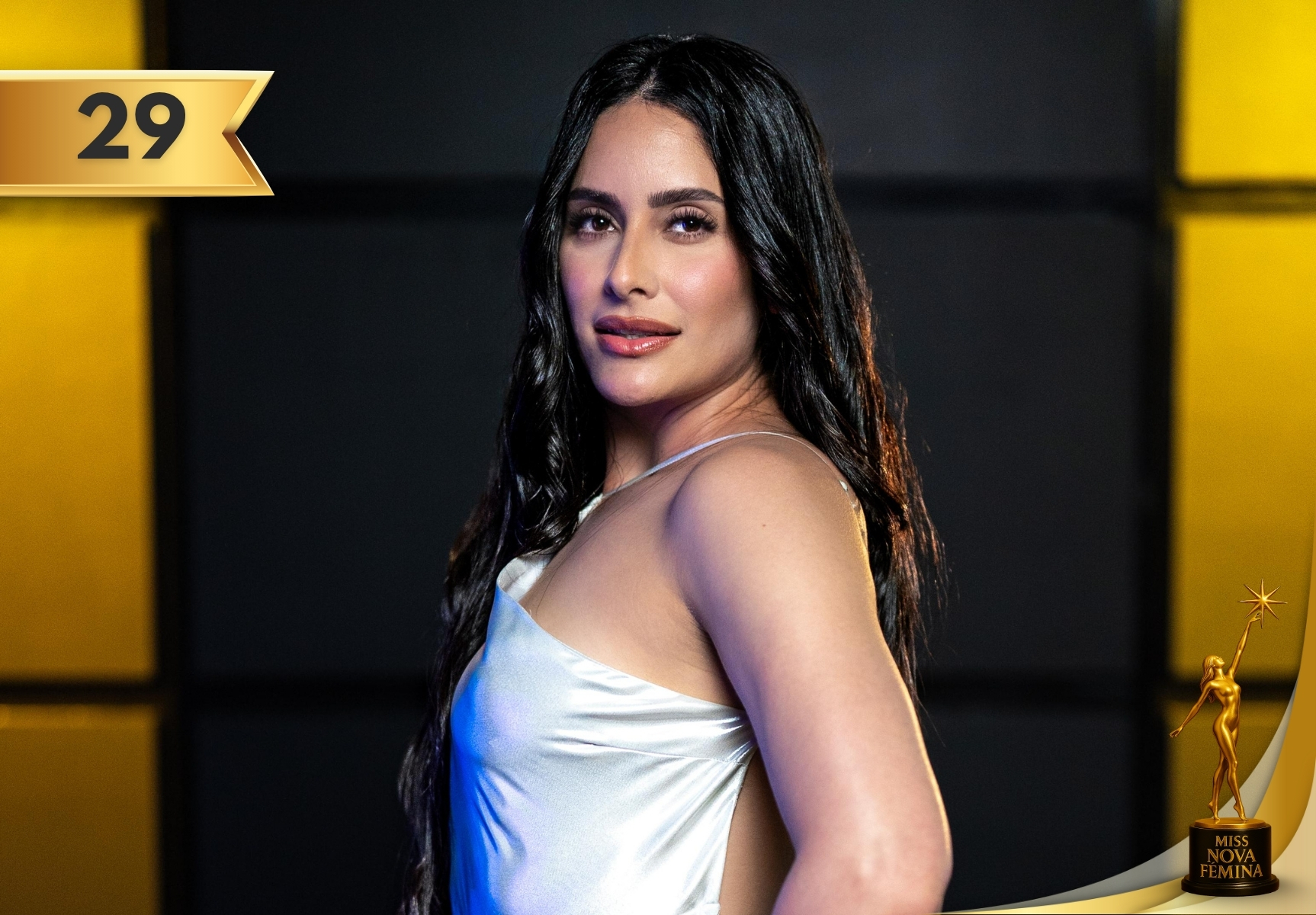 Concursante Nº 29, Liusbetty Hernández Valdés, en vestido plateado sedoso de tirantes, Miss Nova Fémina Miami 2025.