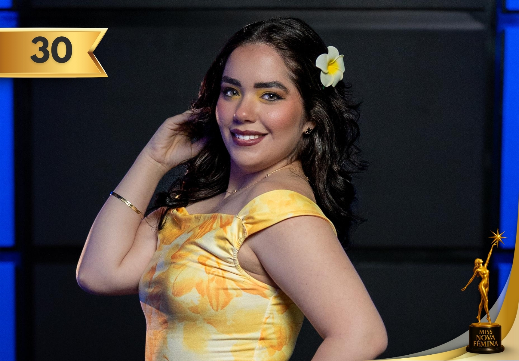 Liahtne Mariana López Lemus, concursante 30, en Miss Nova Fémina Miami 2025, con vestido amarillo floreado de dos tirantes, frescura y elegancia.