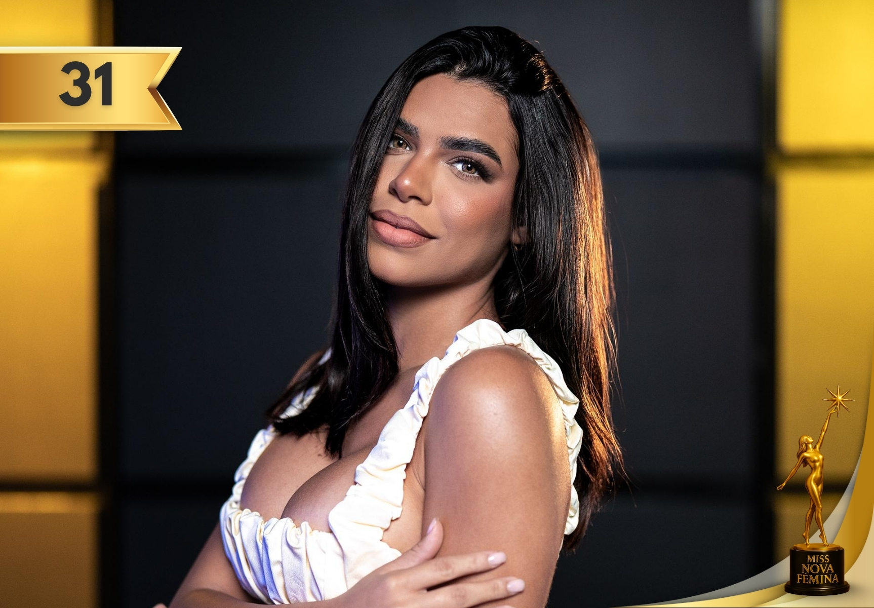 Joandra Nashelle Miranda Sánchez, concursante 31, en Miss Nova Fémina Miami 2025, con vestido color hueso plisado de tirantes y escote abierto revelador.