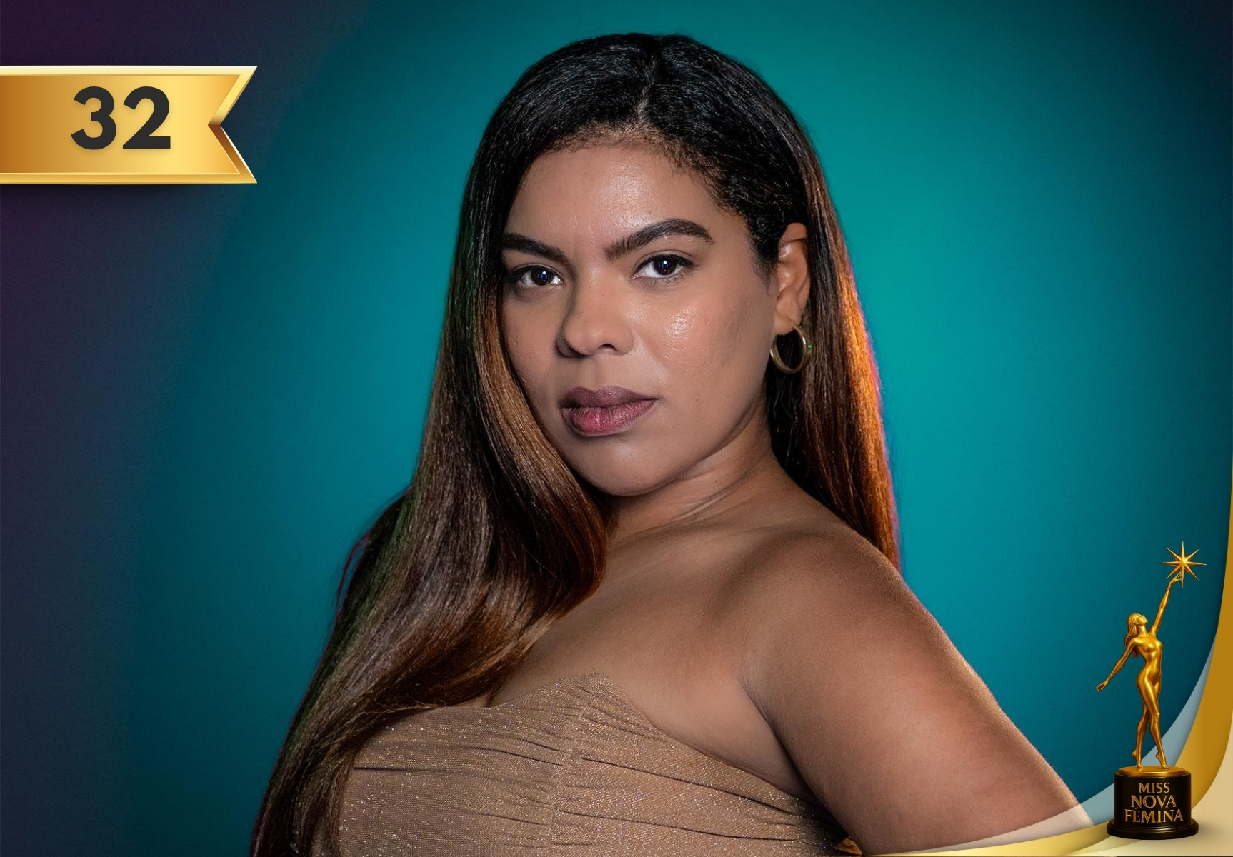 Lianne Liz Milán Hernández, concursante 32, en Miss Nova Fémina Miami 2025, con vestido marrón brillante sin tirantes, elegancia y sofisticación.
