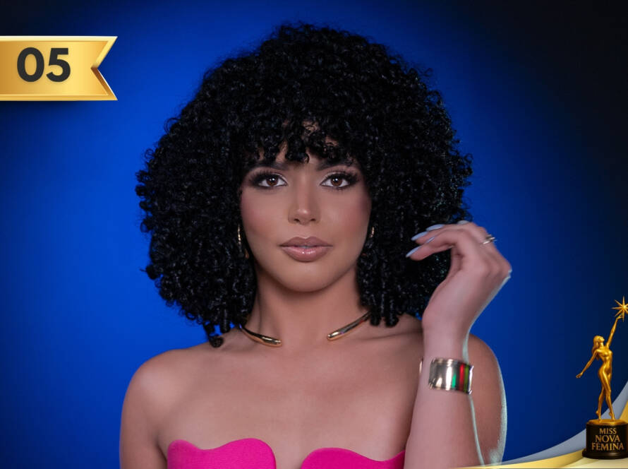 Dayanara Barrios Álvarez, concursante Nº 5 de Miss Nova Fémina Miami 2025, irradia estilo en un conjunto fucsia de dos piezas con un toque sofisticado.