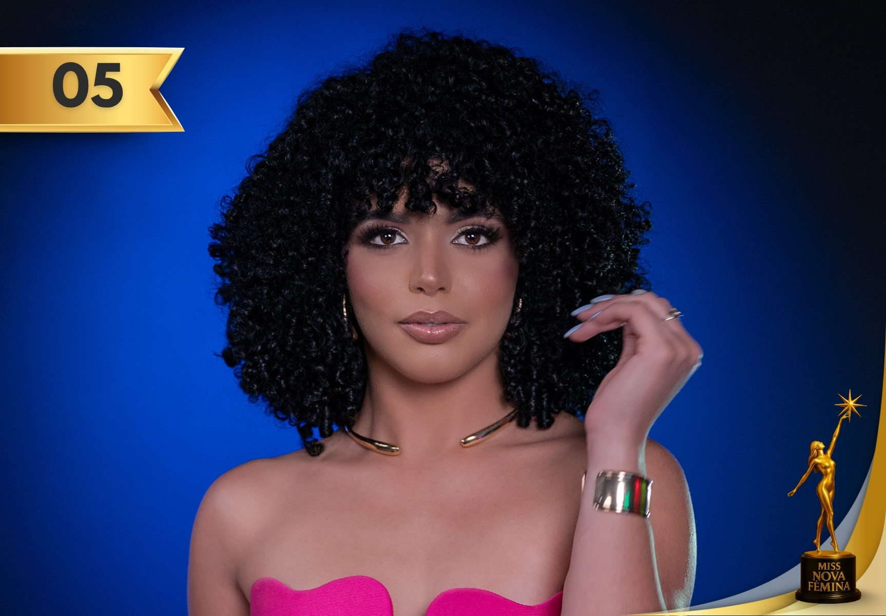 Dayanara Barrios Álvarez, concursante Nº 5 de Miss Nova Fémina Miami 2025, irradia estilo en un conjunto fucsia de dos piezas con un toque sofisticado.