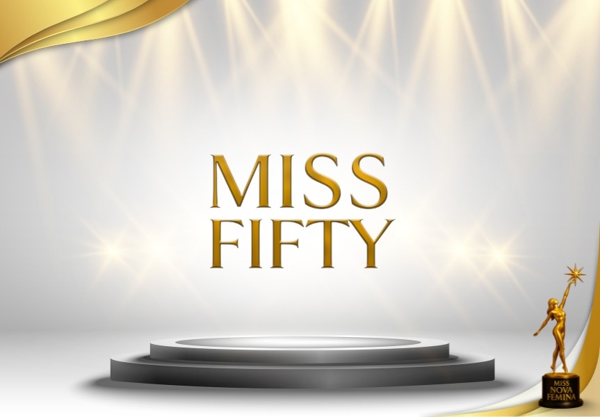 Podio de Miss Nova Femina con cartel de Miss Fifty y logo oficial en el lateral derecho inferior, escenario de presentación de concursantes.