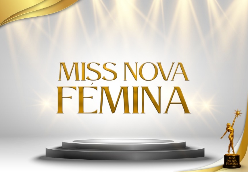 Escenario de Miss Nova Femina con el logo en el lateral y el podio donde las concursantes se presentan para mostrar sus cualidades.