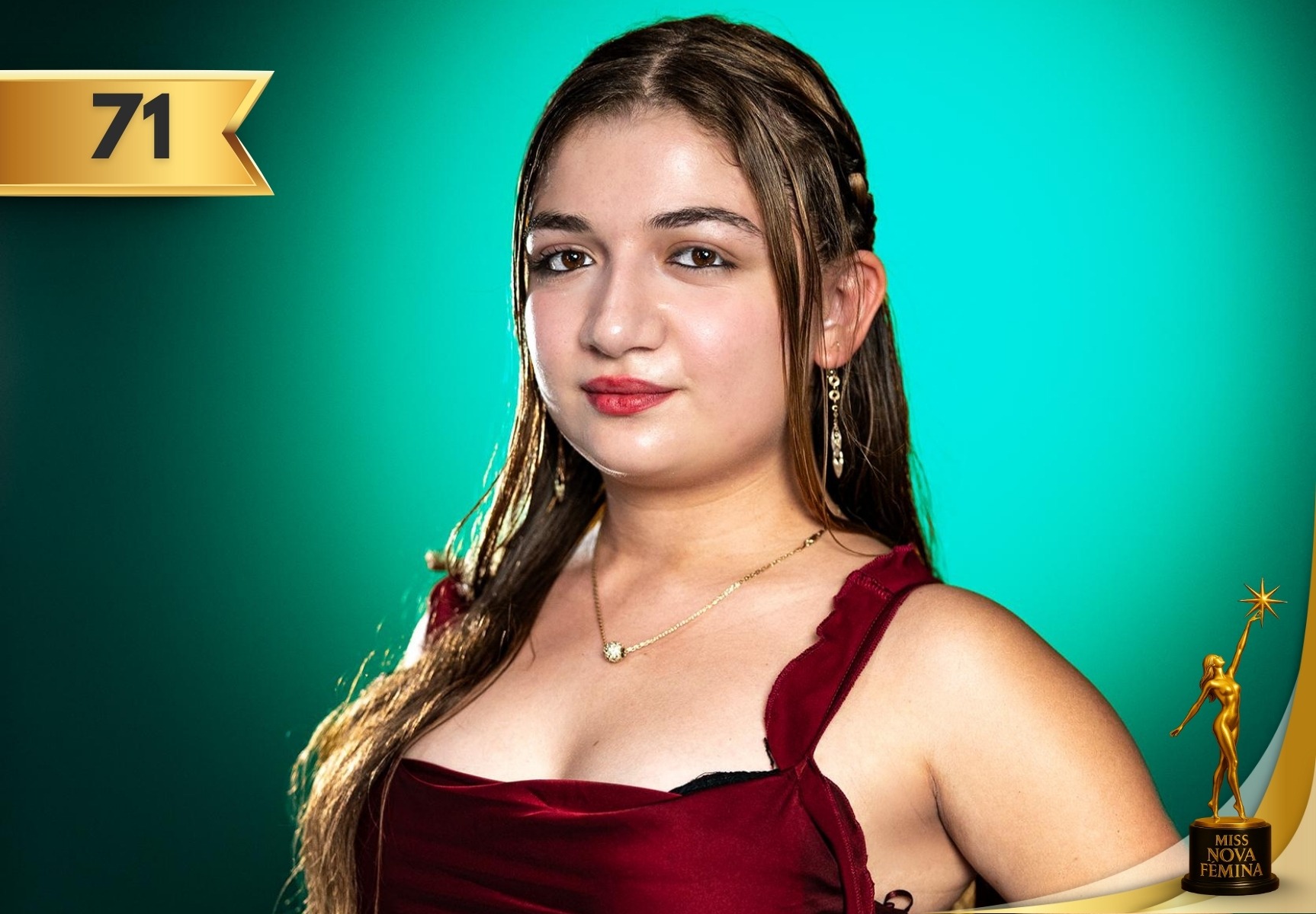 María C. Vanegas Caldera, concursante Nº 71 de Miss Nova Fémina Miami 2025, posa con seguridad en un vestido burdeos elegante frente a fondo verde.