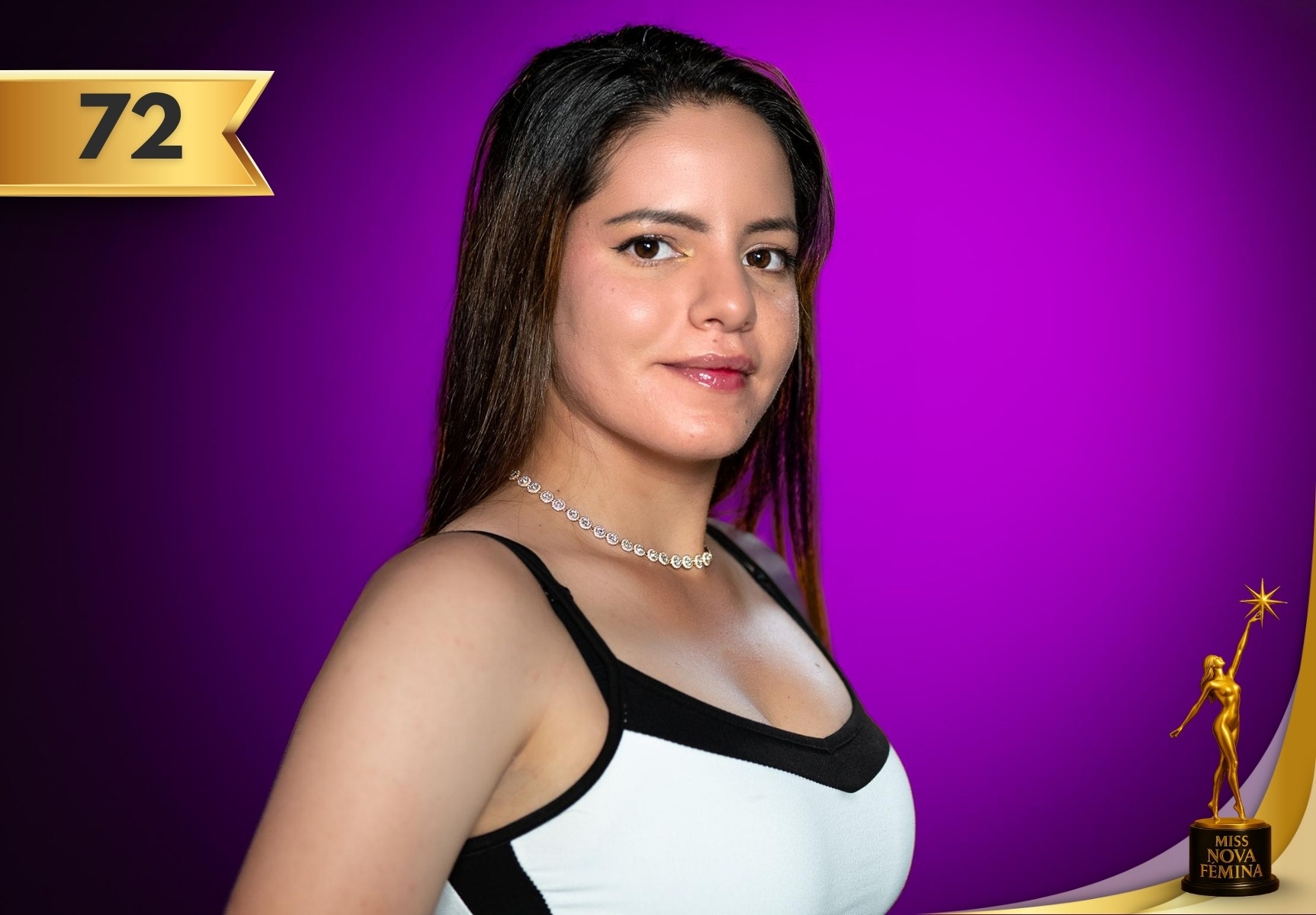 Olga Nieves Blanco Rodríguez, concursante Nº 72 de Miss Nova Fémina Miami 2025, posa con seguridad luciendo top blanco con detalles negros y collar de perlas, sobre fondo púrpura.
