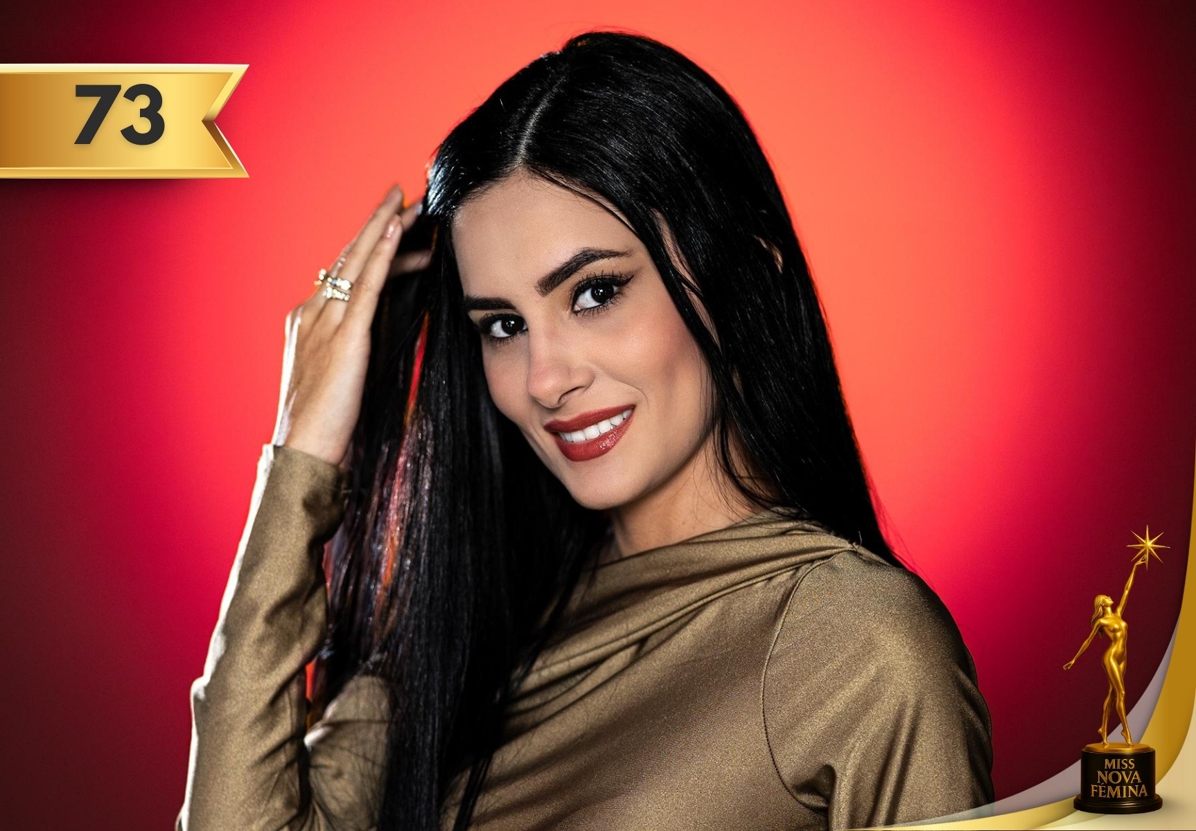 Liannys María Juan López, concursante Nº 73 de Miss Nova Fémina Miami 2025, sonríe con seguridad vistiendo blusa dorada y fondo rojo iluminado.