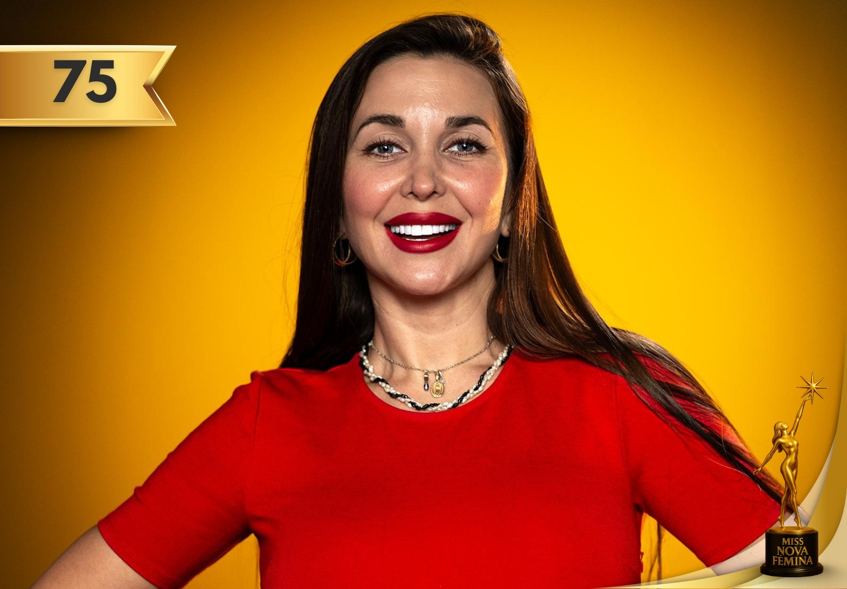 Liudmila Obodianiuk, concursante Nº 75 de Miss Nova Fémina Miami 2025, sonríe con confianza vistiendo blusa roja sobre fondo amarillo.