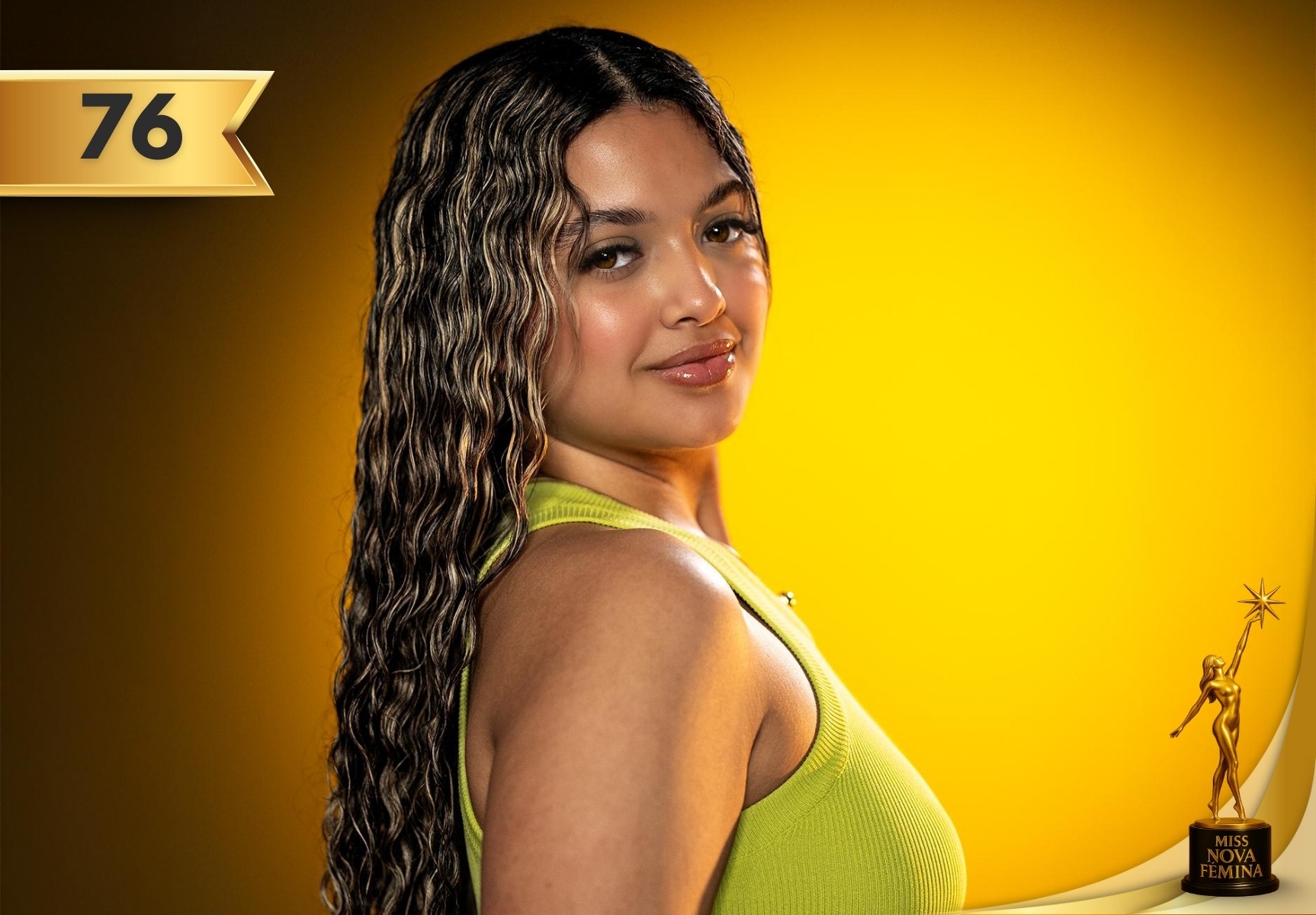 Jennifer Lopez Cruz, concursante Nº 76 de Miss Nova Fémina Miami 2025, posa con confianza en un fondo amarillo, luciendo un top verde lima.