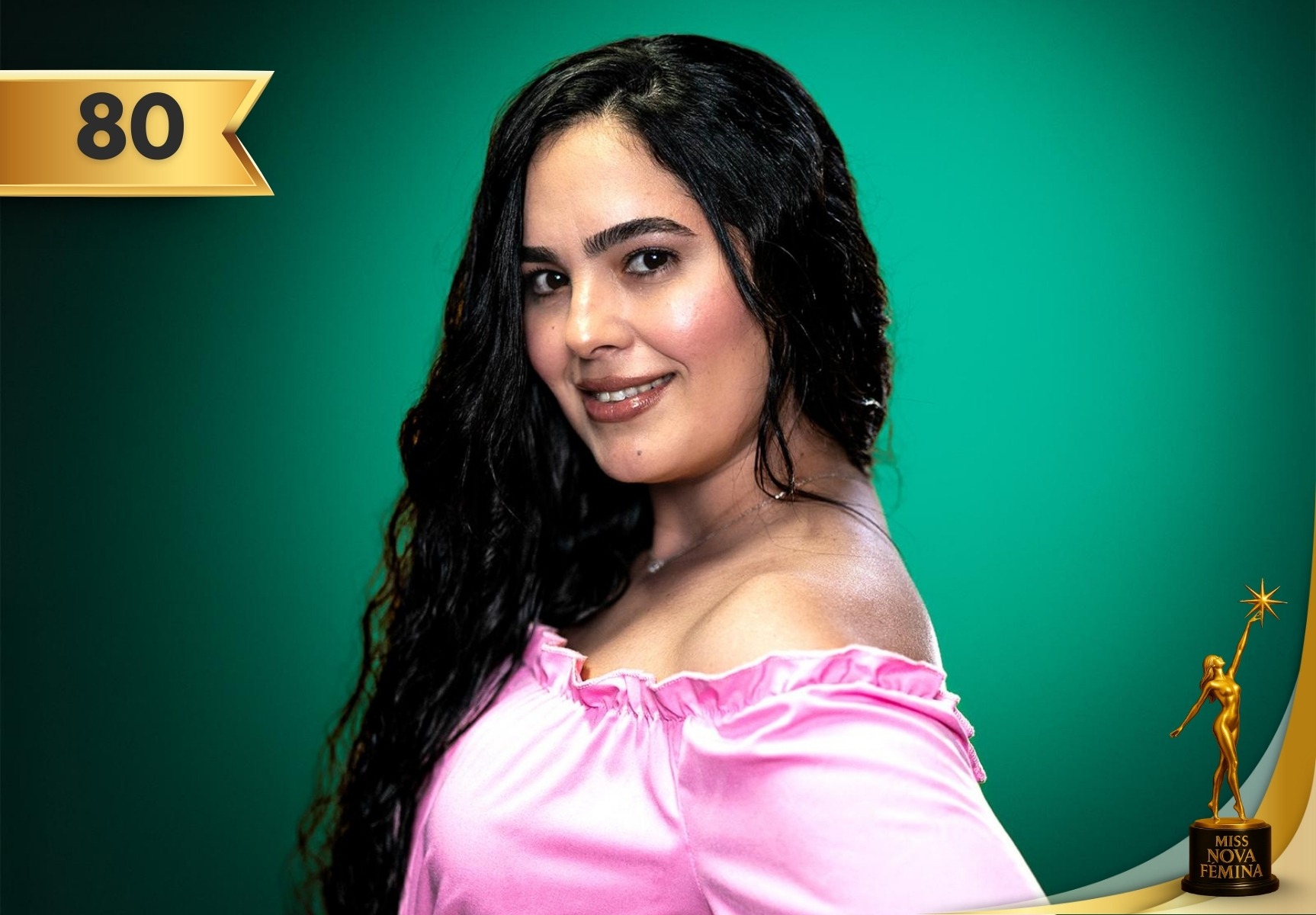 Rosmery María González Hernández sonriendo con un vestido rosa frente a un fondo verde.