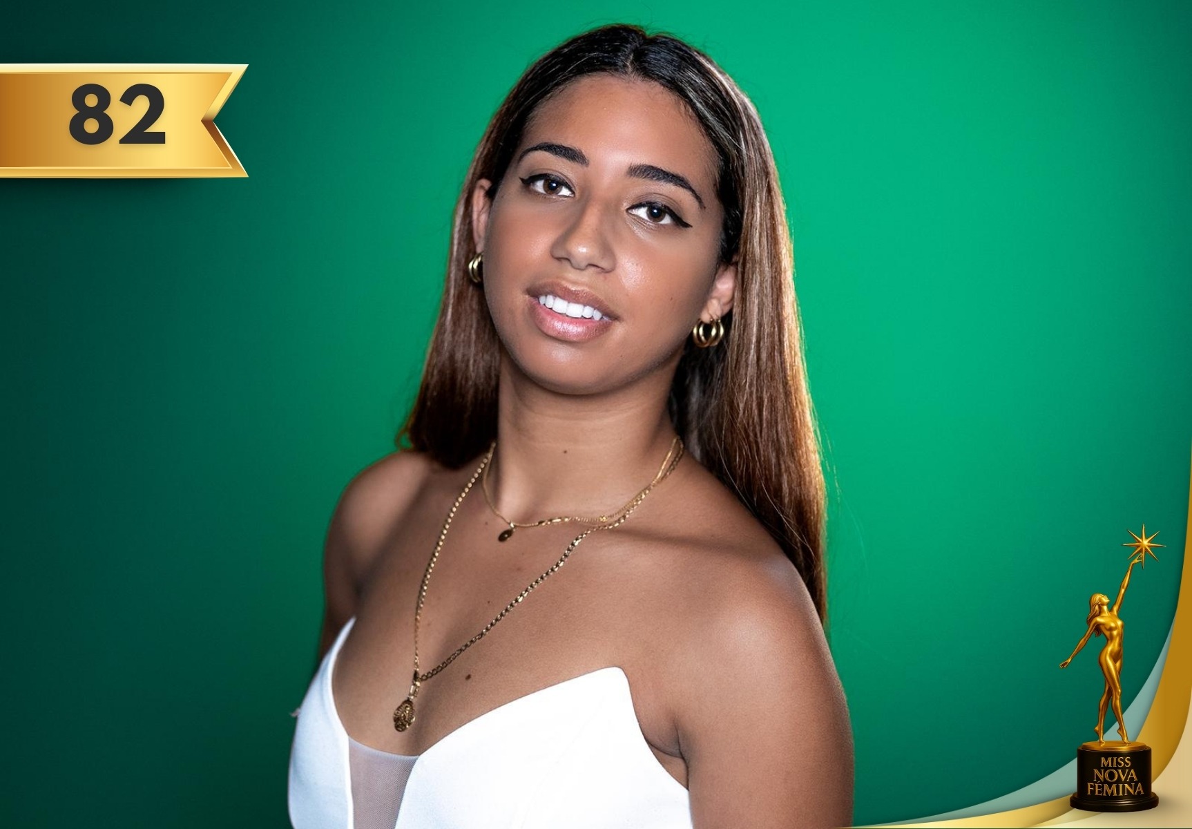 Aylee de los Milagros Veliz Bernal luciendo un vestido blanco y accesorios dorados frente a un fondo verde.