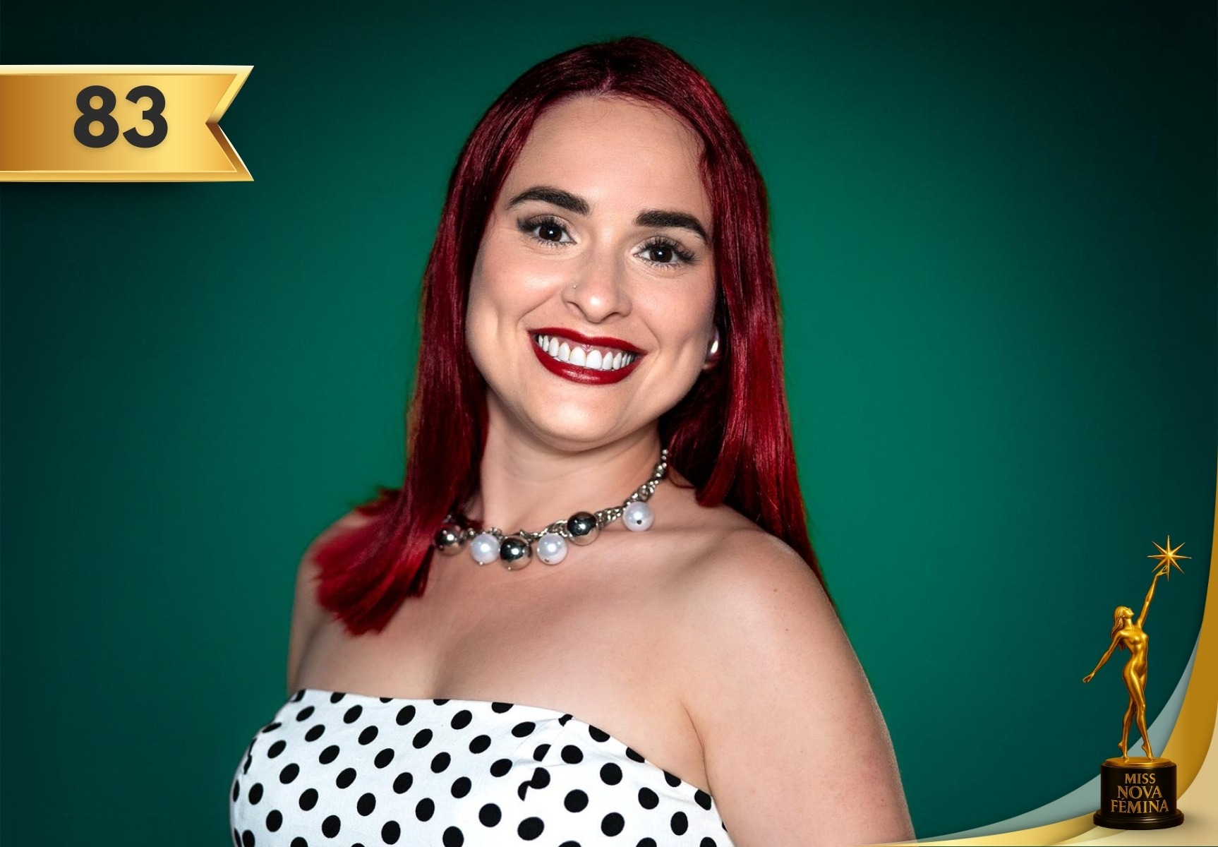 Barbara M Bazán Santiago sonriendo con un vestido blanco de lunares frente a un fondo verde.