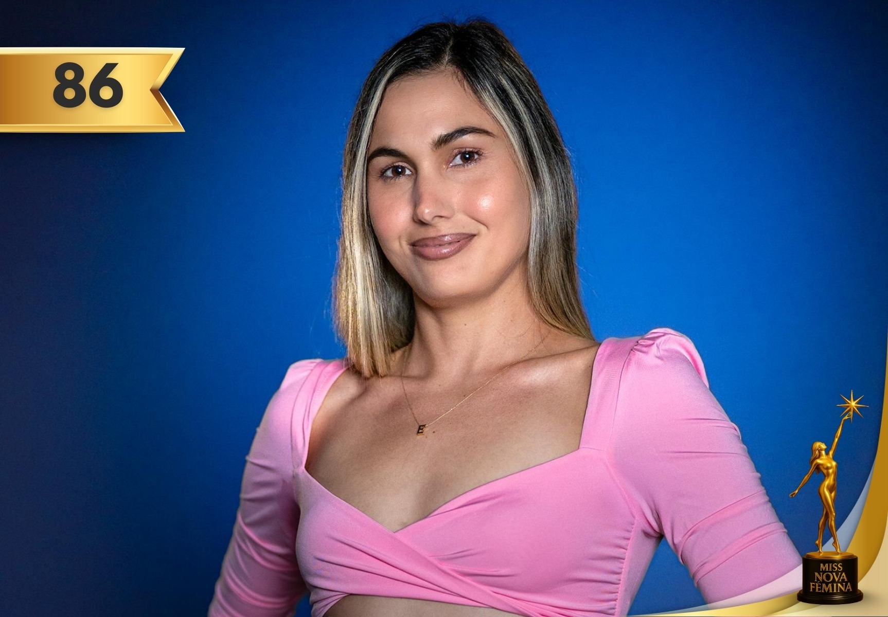 Elizabeth Correa Valdés con vestido rosa y fondo azul posando con seguridad.