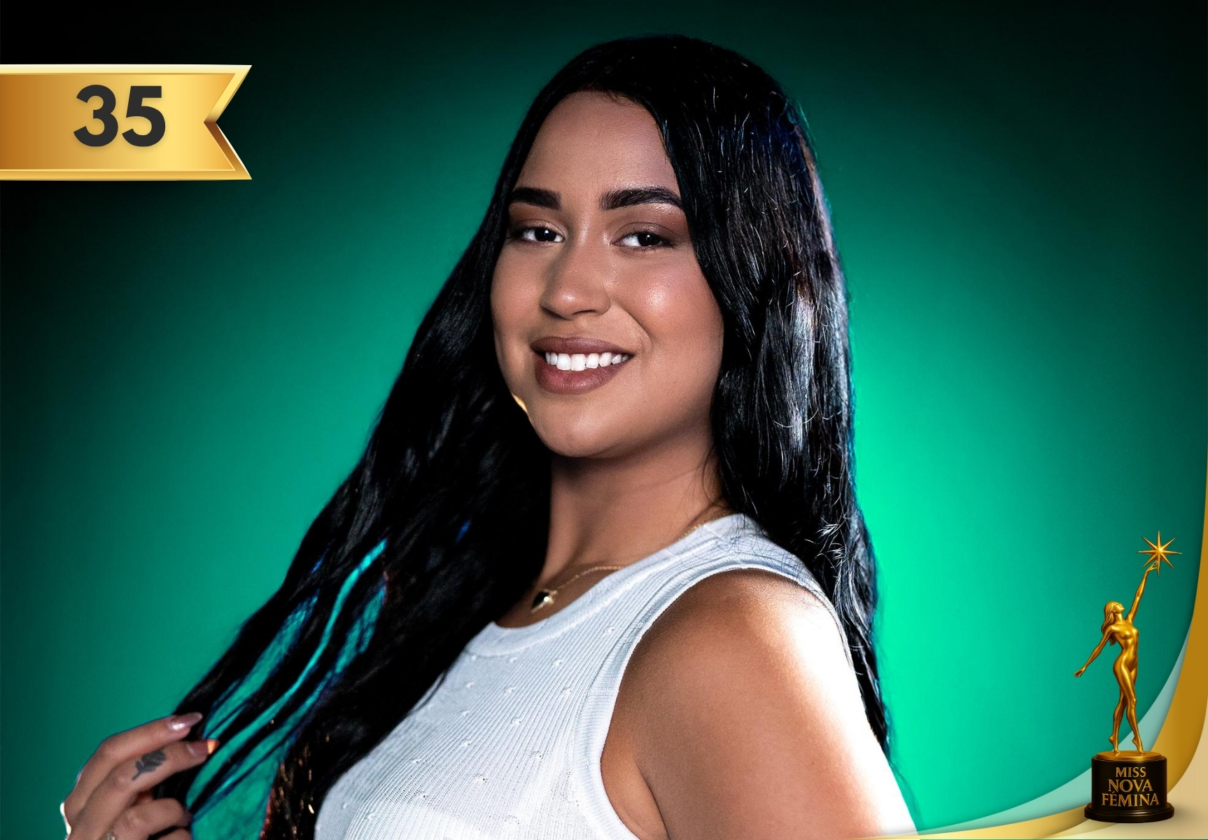 Concursante Nº 35, Sandra de la Caridad González Espinosa, en vestido blanco con trabajo en la tela, Miss Nova Fémina Miami 2025.
