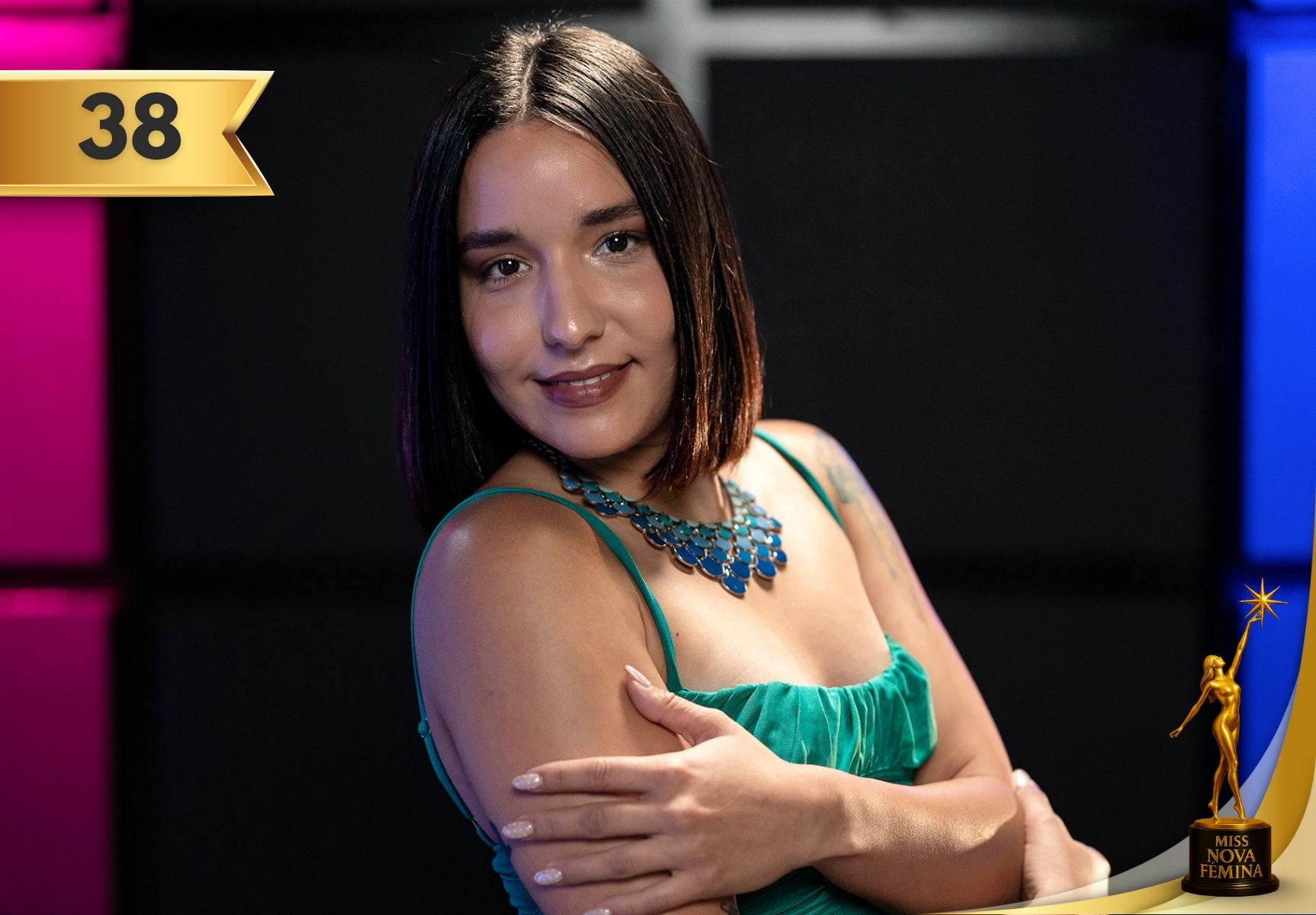 Claudia Rachel Hernández Reina, concursante 38, en Miss Nova Fémina Miami 2025, con vestido verde aqua de gamuza con tirantes finos, elegancia y frescura.