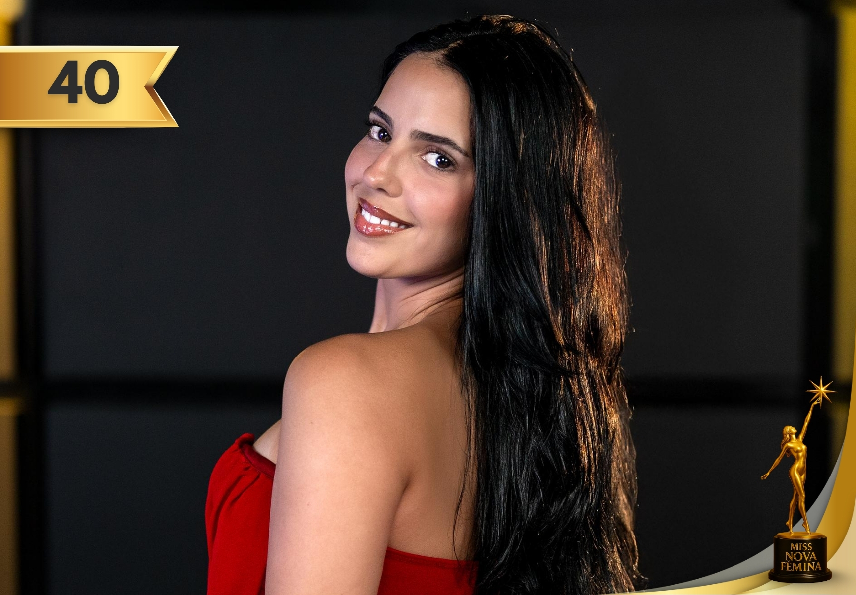Melissa Mérida Mena, concursante 40, en Miss Nova Fémina Miami 2025, con vestido rojo vivo sin tirantes, elegancia y confianza.