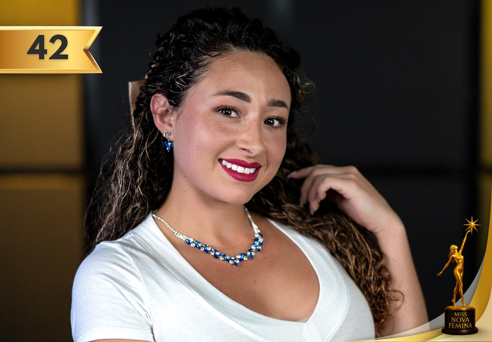María Belén Pastenes Atenas, concursante 42, en Miss Nova Fémina Miami 2025, con camiseta blanca, sencillez y elegancia natural.