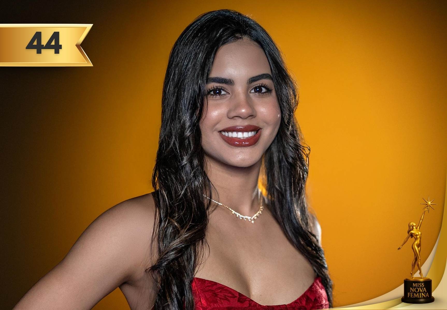 Daliana Romero Argote, concursante 44, en Miss Nova Fémina Miami 2025, con vestido rojo sedoso, elegancia y confianza.