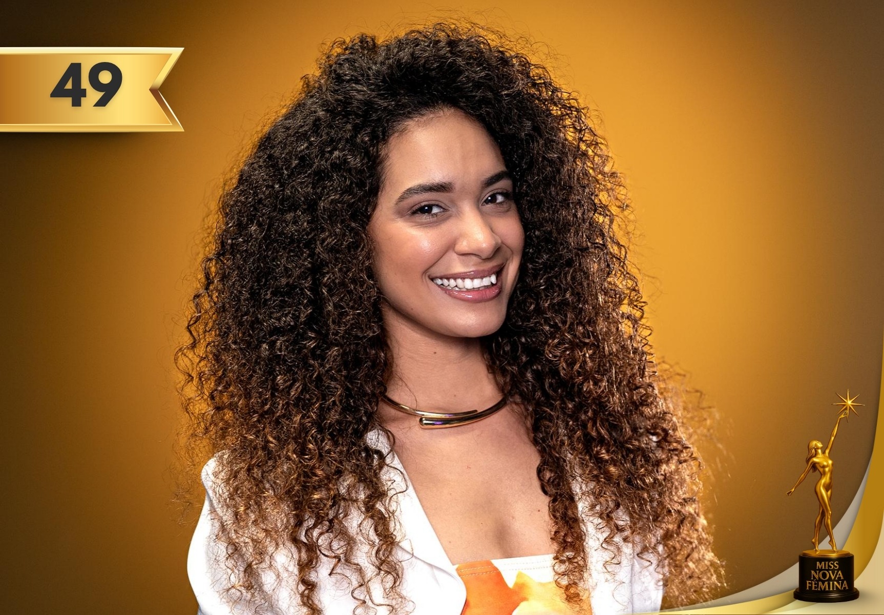 Concursante Nº 49, Melissa Hernández Iznaga, en vestido floral sin tirantes con chaqueta blanca sedosa, Miss Nova Fémina Miami 2025.