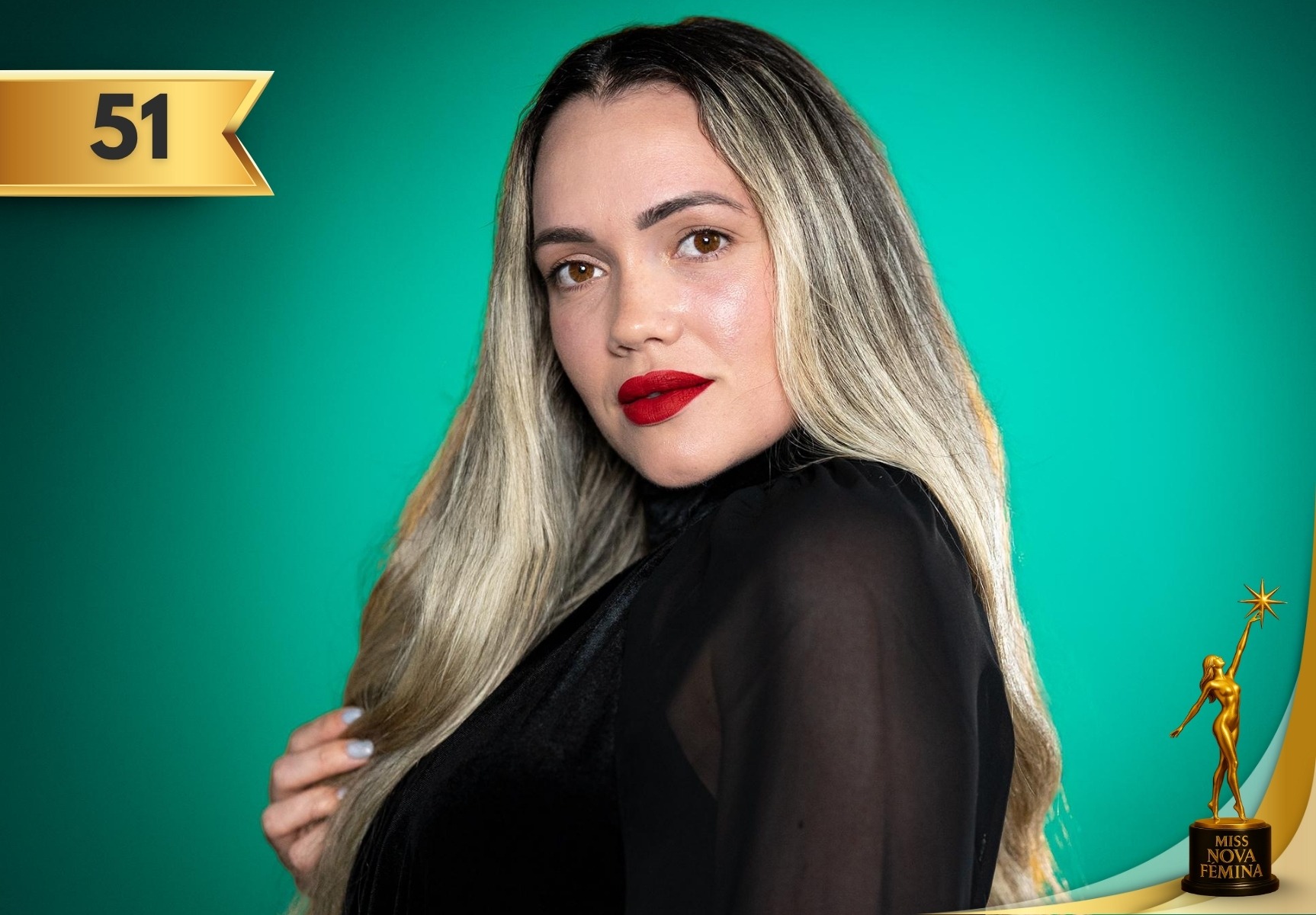 Concursante Nº 51, Camila Cruz González, en vestido negro sedoso de mangas largas, Miss Nova Femina Miami 2025.