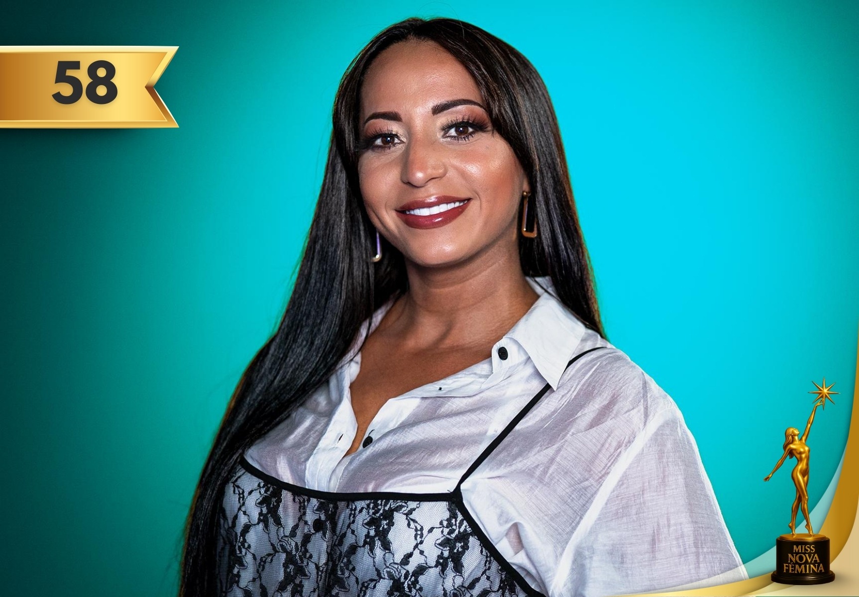 Yarlenis Josefina Mejías Rangel, concursante Nº 58 de Miss Nova Fémina Miami 2025, posa sonriente con blusa blanca y sobrevestido de encaje negro frente a fondo turquesa.