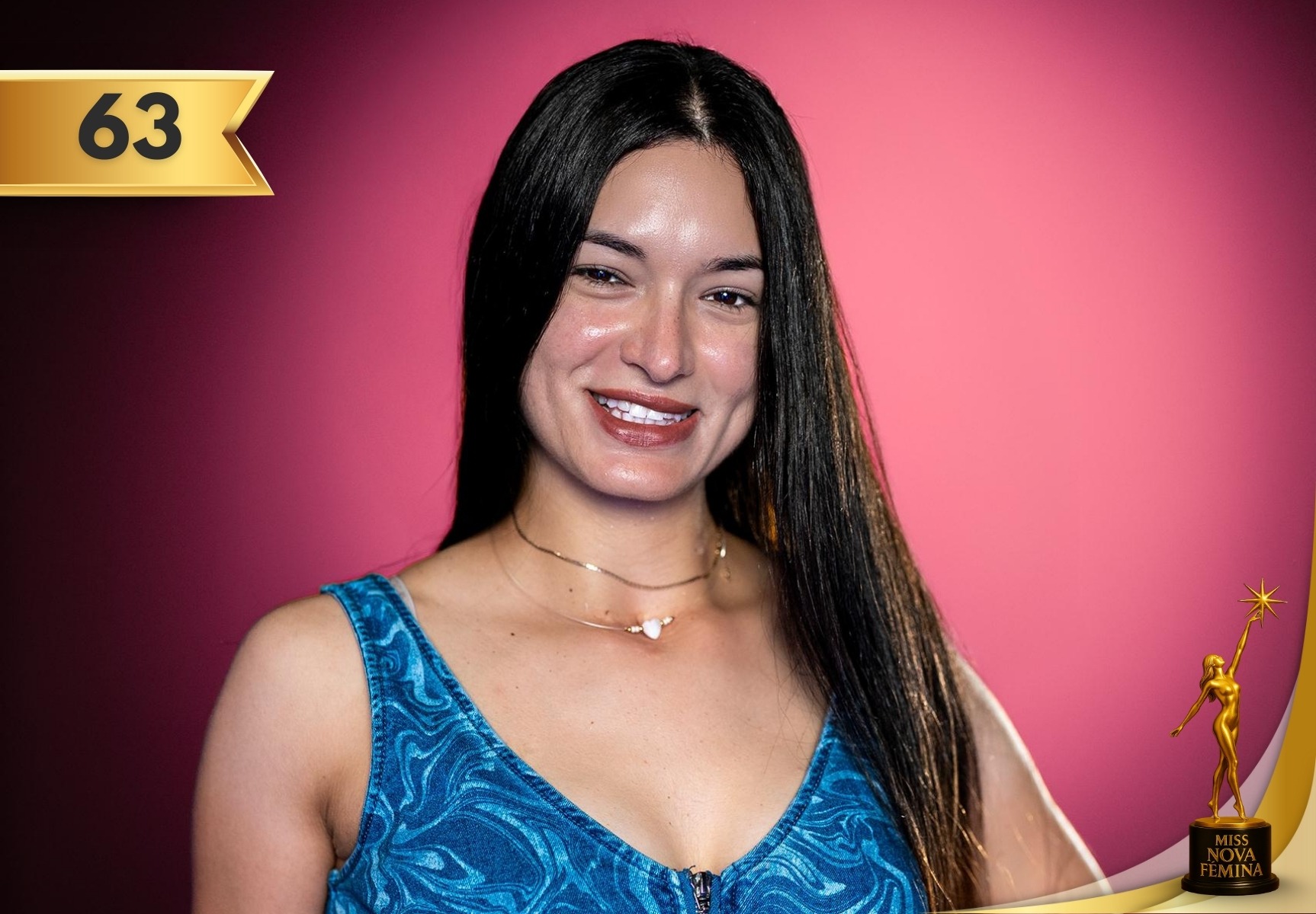 Ariadna González Suárez, participante Nº 63 de Miss Nova Fémina Miami 2025, luce un vestido azul estampado con cierre frontal y cabello largo frente a fondo rosado.