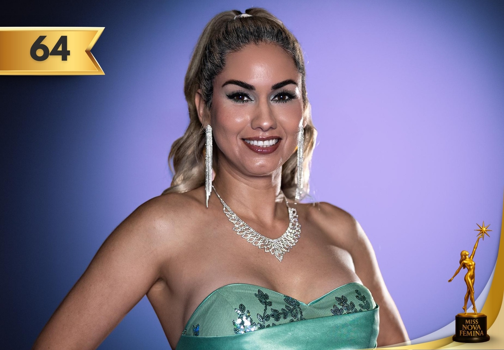 Yulenis Damisela Viltres González, concursante Nº 64 de Miss Nova Fémina Miami 2025, posa con seguridad en vestido verde strapless con bordados brillantes, acompañado de joyería plateada, frente a fondo púrpura.